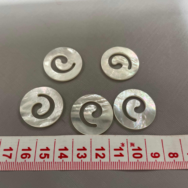 Natural Mother of pearl round shape cutting hollow design pendant making for earrings design white shell big size 