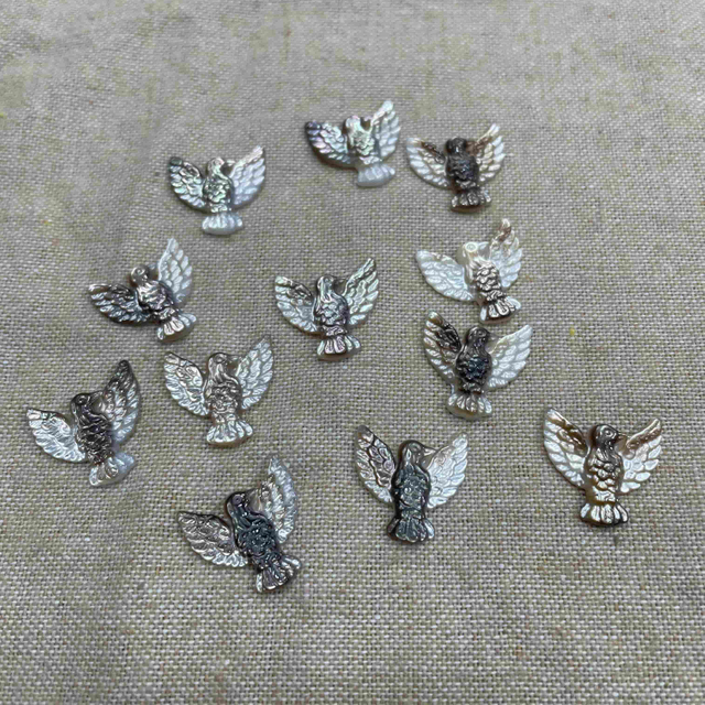 Natural Mother of pearl embossment image cutting bird carving peace dove design for jewelry making black shell pendant