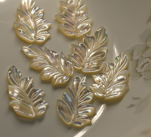 Natural Mother of pearl leaf shape carving big size pendant white shell cutting design handmakd style yellow leaf carving