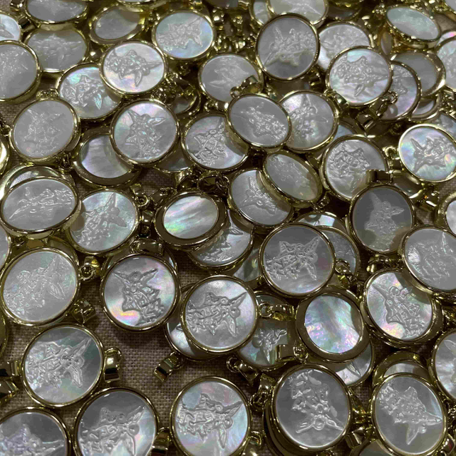 Natural Mother of pearl dragon slayer image cutting cameo design white shell round picture jesus cutting mery image 