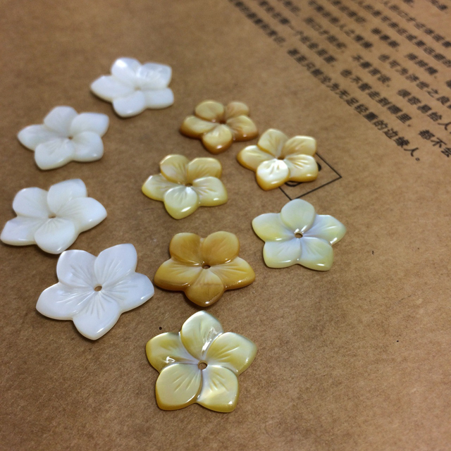Natural Mother of pearl flower shape cutting women pendant design fashion yellow shell necklace design using colorful cabochon 