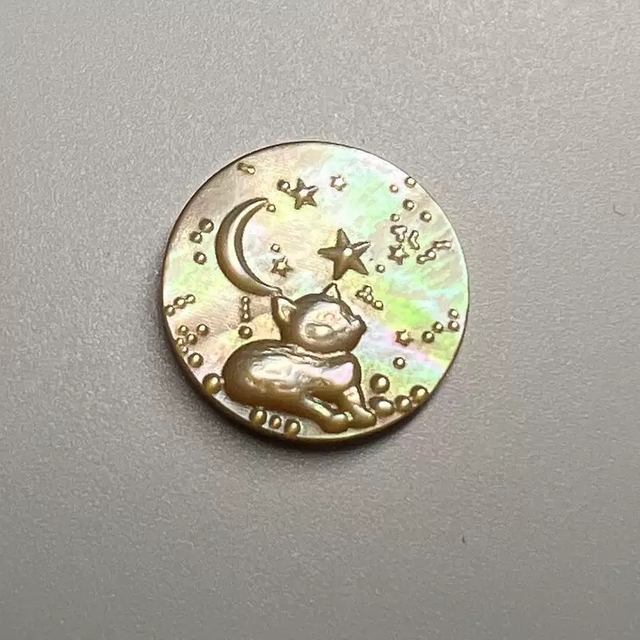 Natural Mother of pearl cabochon cutting round shape animal image for women pendant design inlay making embossment design