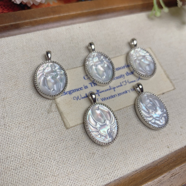Natural Mother of pearl fox design ccutting for women jewelry pendant making embossment cabochon small beans bombe face