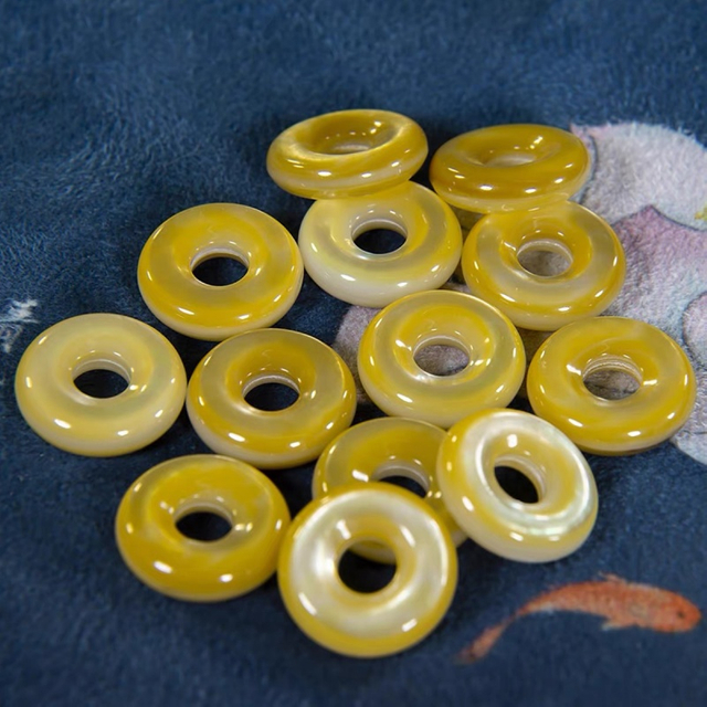 Natural Mother of pearl circle shape cutting for pendant making design yellow shell disco design small beans women jewelry 