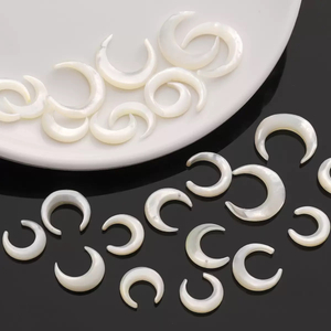 Natural Mother of pearl moon shape cabochon cutting jewelry design making female charm necklace design pendant using trendy